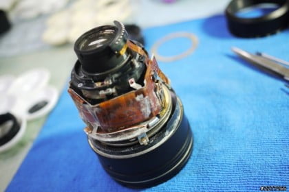 Nikon Repair Center salva un objetivo dañado por agua salada... hirviendolo! 4 Nikon-lens-dropped-to-salt-water-fix-3